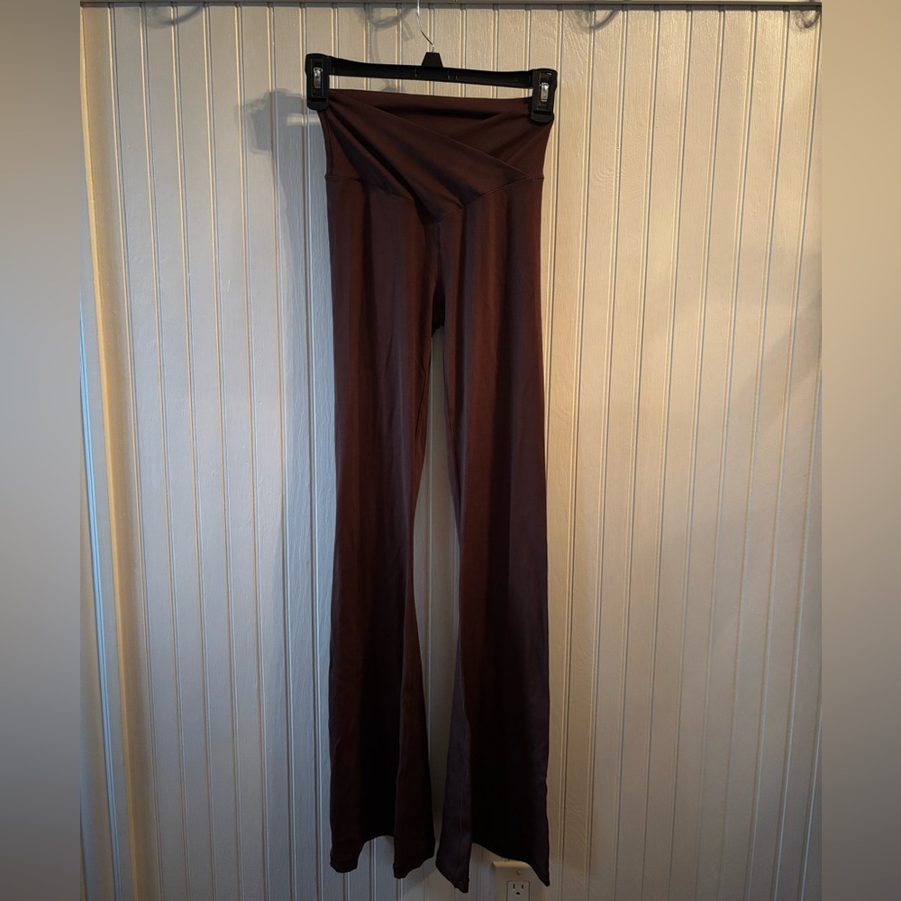 Offline by Aerie Brown High Rise Crossover Flares in size S
